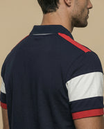 Polo piqué con escudo bordado y bloques en hombros - Azul