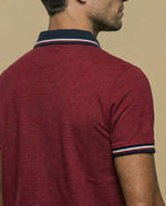 Polo con diseño de bloques y bordado en pecho - Rojo