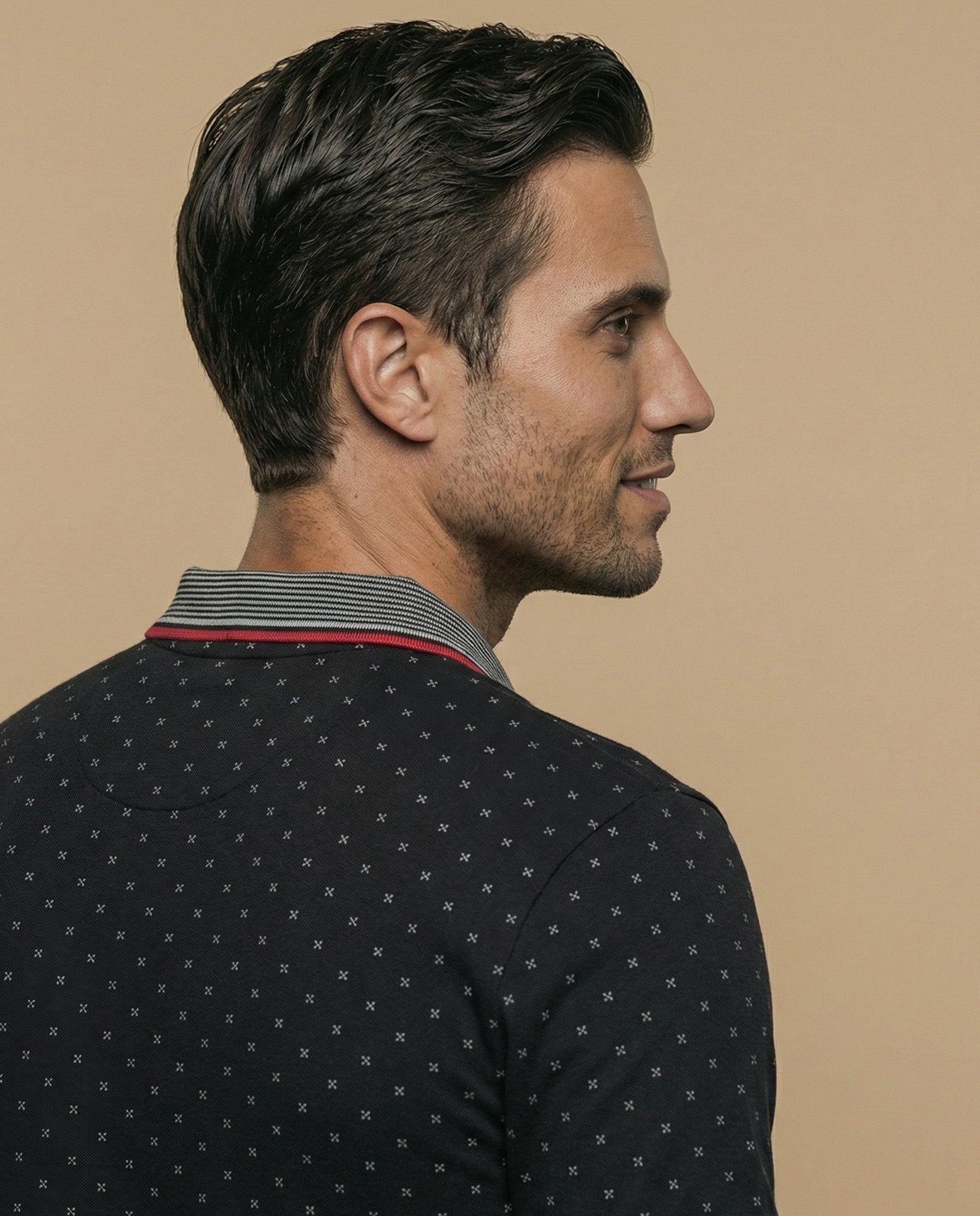 Polo slim fit manga corta con estampado de micromotivos geométricos para hombre - Negro 34_305E384_NEG194003_6