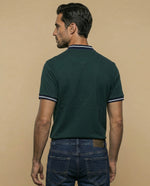 Polo con detalle a rayas en cuello y puños - Verde