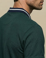 Polo con detalle a rayas en cuello y puños - Verde