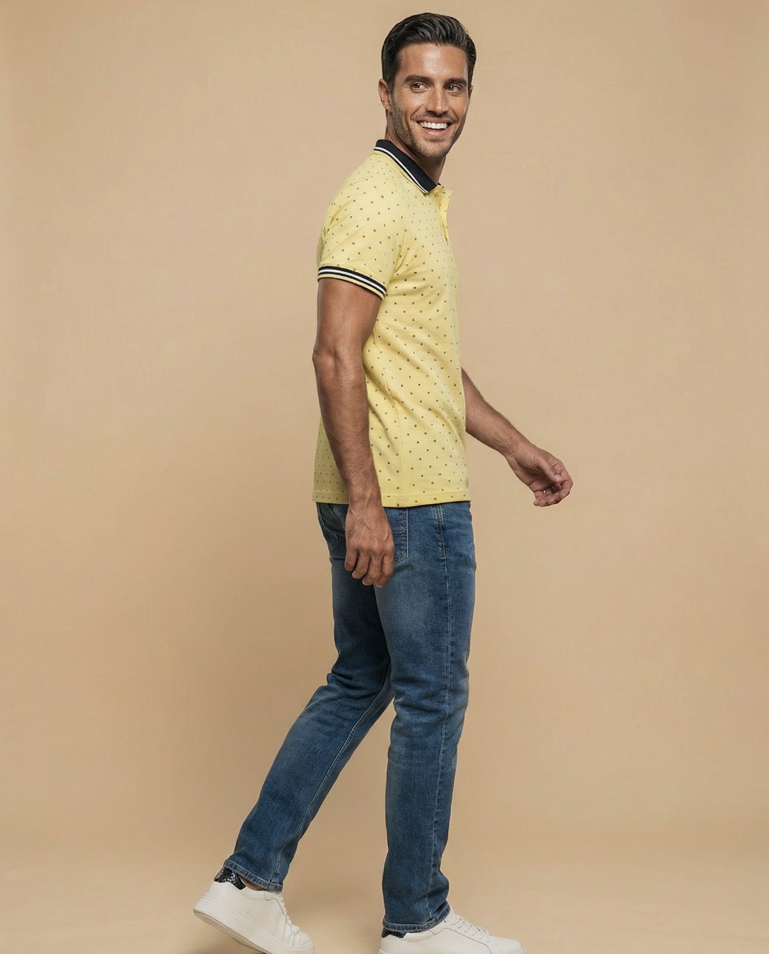 Polo manga corta con estampado de puntos para hombre - Amarillo