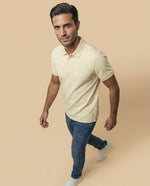 Polo manga corta con cuello camisero y ribete contrastante para hombre - Amarillo