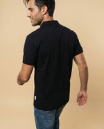 Polo manga corta con cuello camisero y ribete contrastante para hombre - Negro