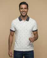 Polo manga corta con estampado de triángulos y cuello a rayas para hombre - Crudo