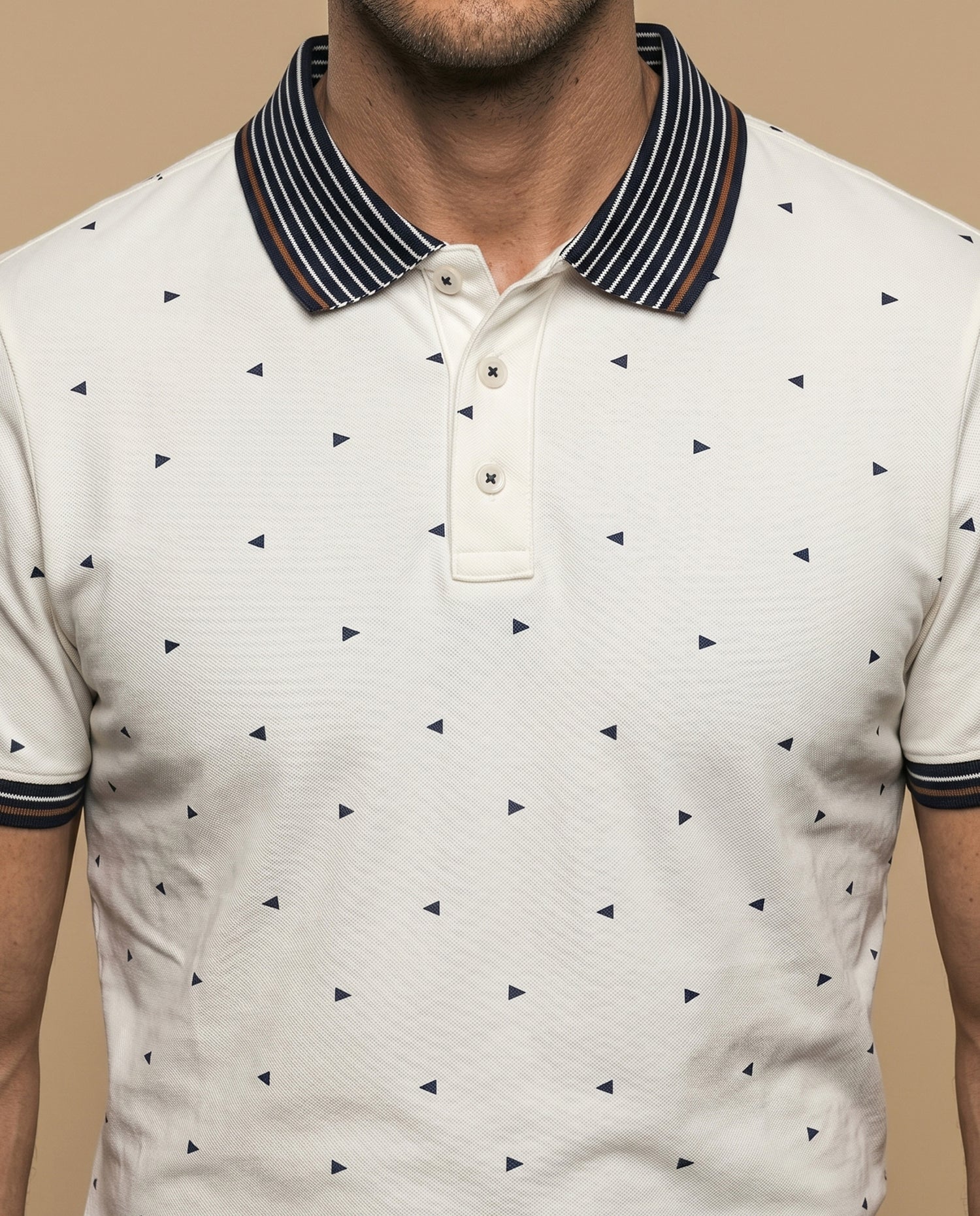 Polo manga corta con estampado de triángulos y cuello a rayas para hombre - Crudo