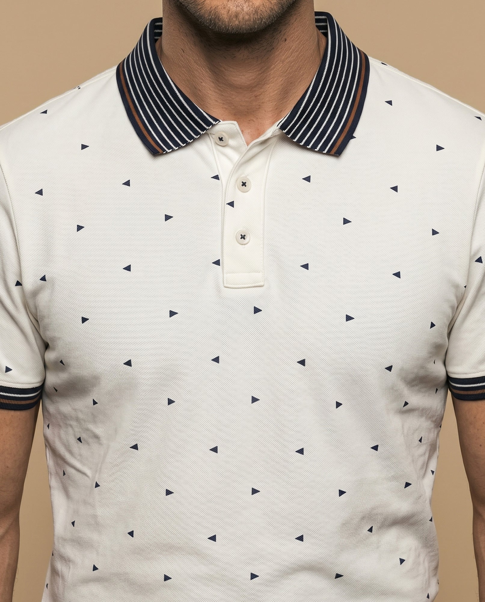 Polo manga corta con estampado de triángulos y cuello a rayas para hombre - Crudo 34_305F323_CRU110605_3