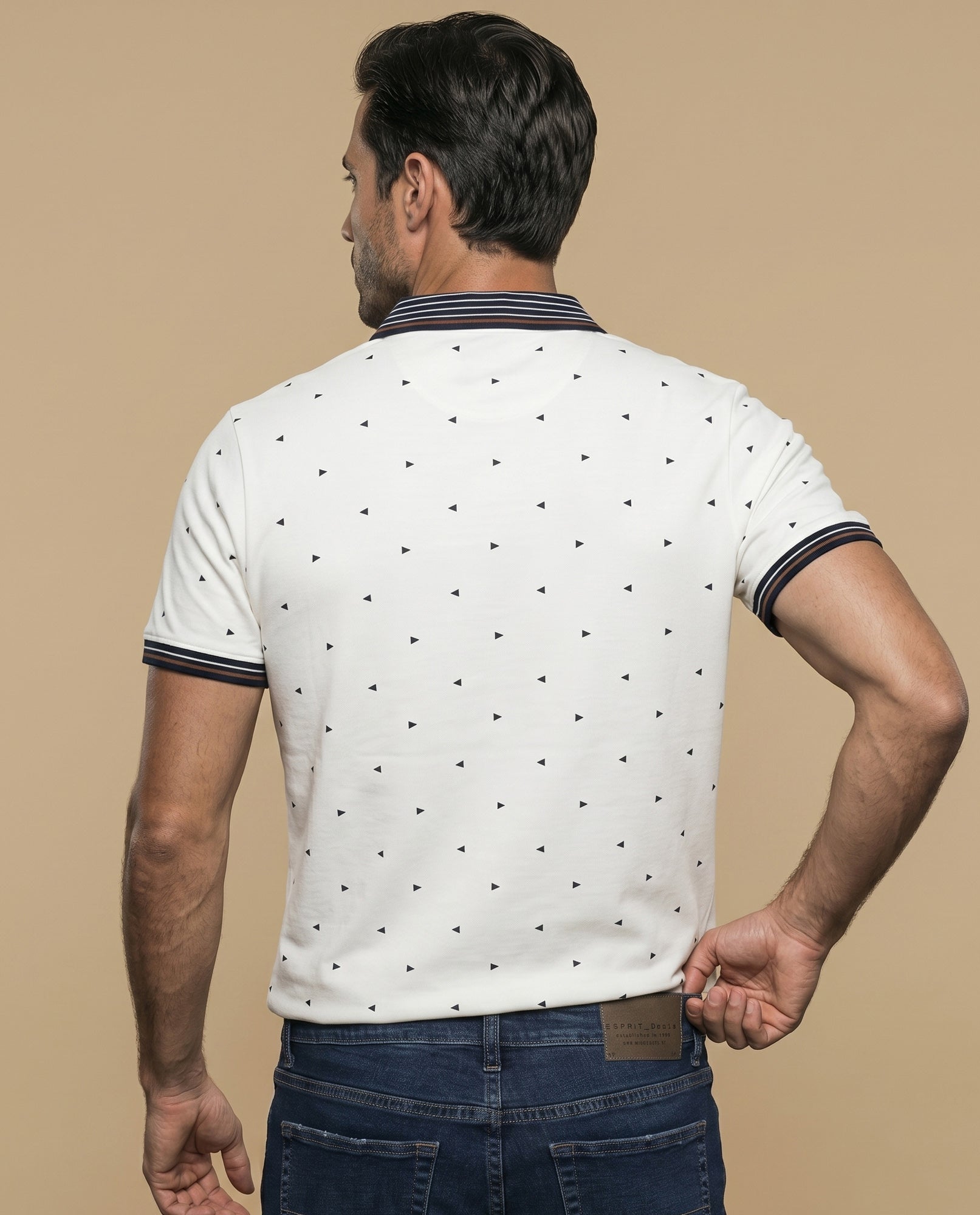 Polo manga corta con estampado de triángulos y cuello a rayas para hombre - Crudo 34_305F323_CRU110605_4