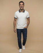 Polo manga corta con estampado de triángulos y cuello a rayas para hombre - Crudo