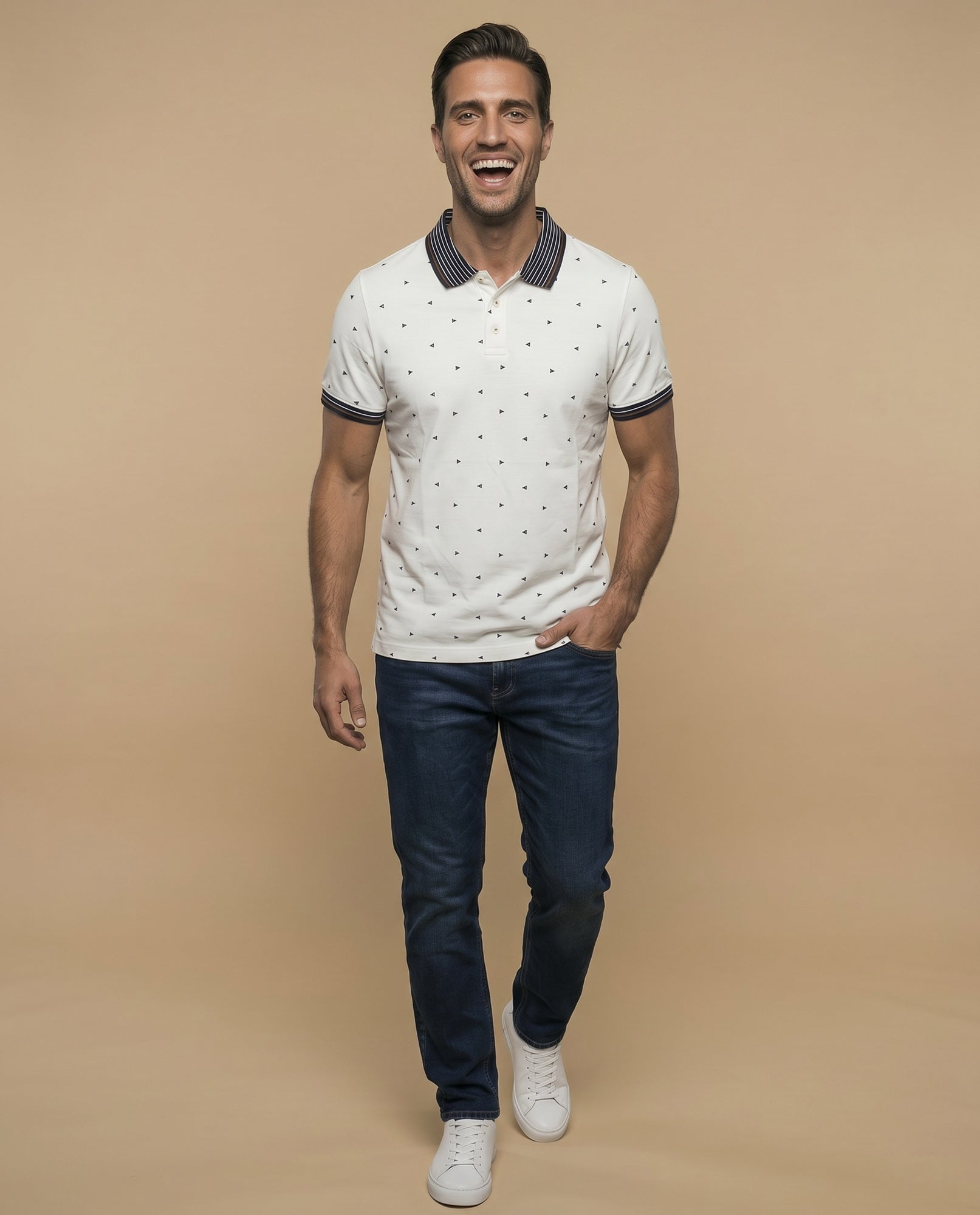 Polo manga corta con estampado de triángulos y cuello a rayas para hombre - Crudo 34_305F323_CRU110605_5