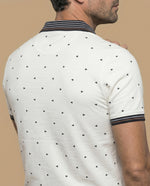 Polo manga corta con estampado de triángulos y cuello a rayas para hombre - Crudo
