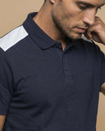 Polo manga corta con paneles decorativos en hombros para hombre - Azul