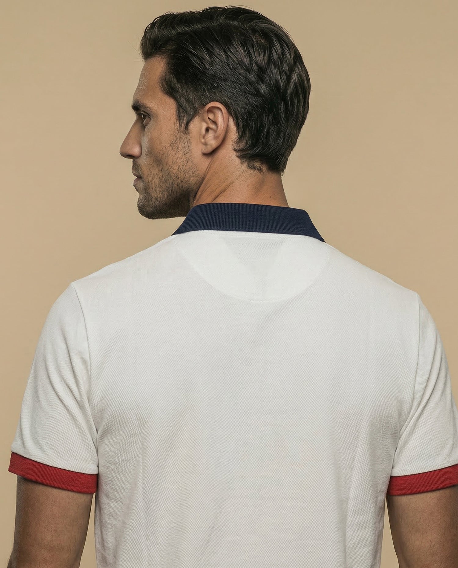 Polo manga corta con bloques y bordado en pecho - Crudo