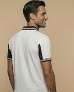 Polo manga corta con cuello acanalado a rayas y paneles contrastantes para hombre - Crudo