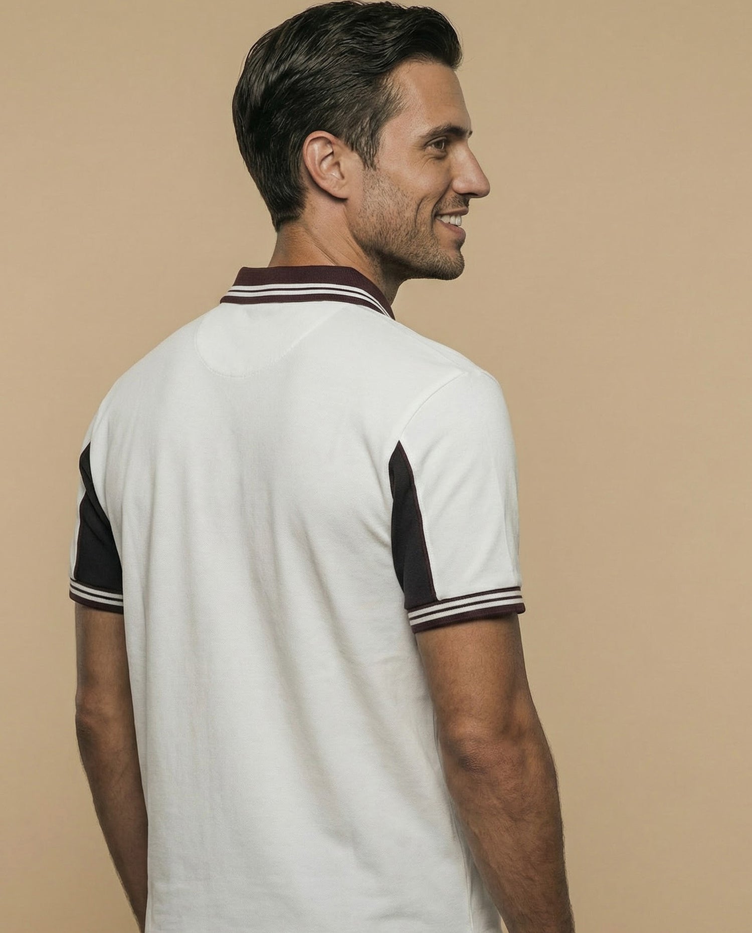 Polo manga corta con cuello acanalado a rayas y paneles contrastantes para hombre - Crudo