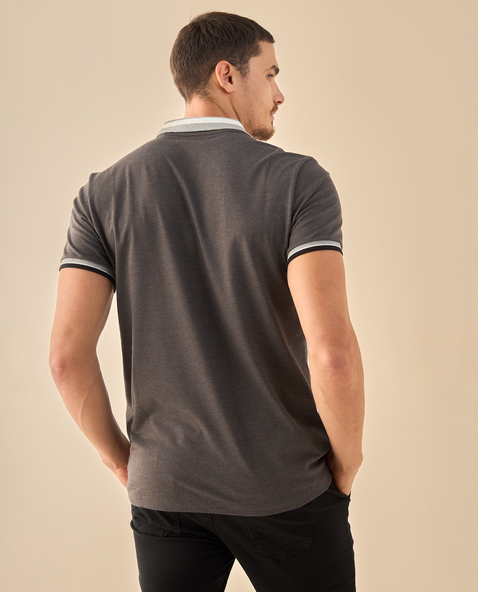 Polo con Ribetes Contrastantes - Gris 34_305G303_GRI183908_5