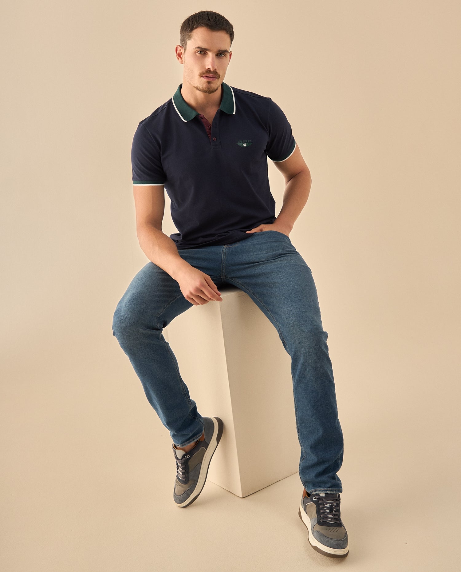 Polo con Cuello Contrastante y Logo Bordado - Azul