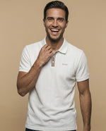 Polo regular bordado logo blanco - Crudo