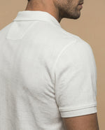 Polo regular bordado logo blanco - Crudo