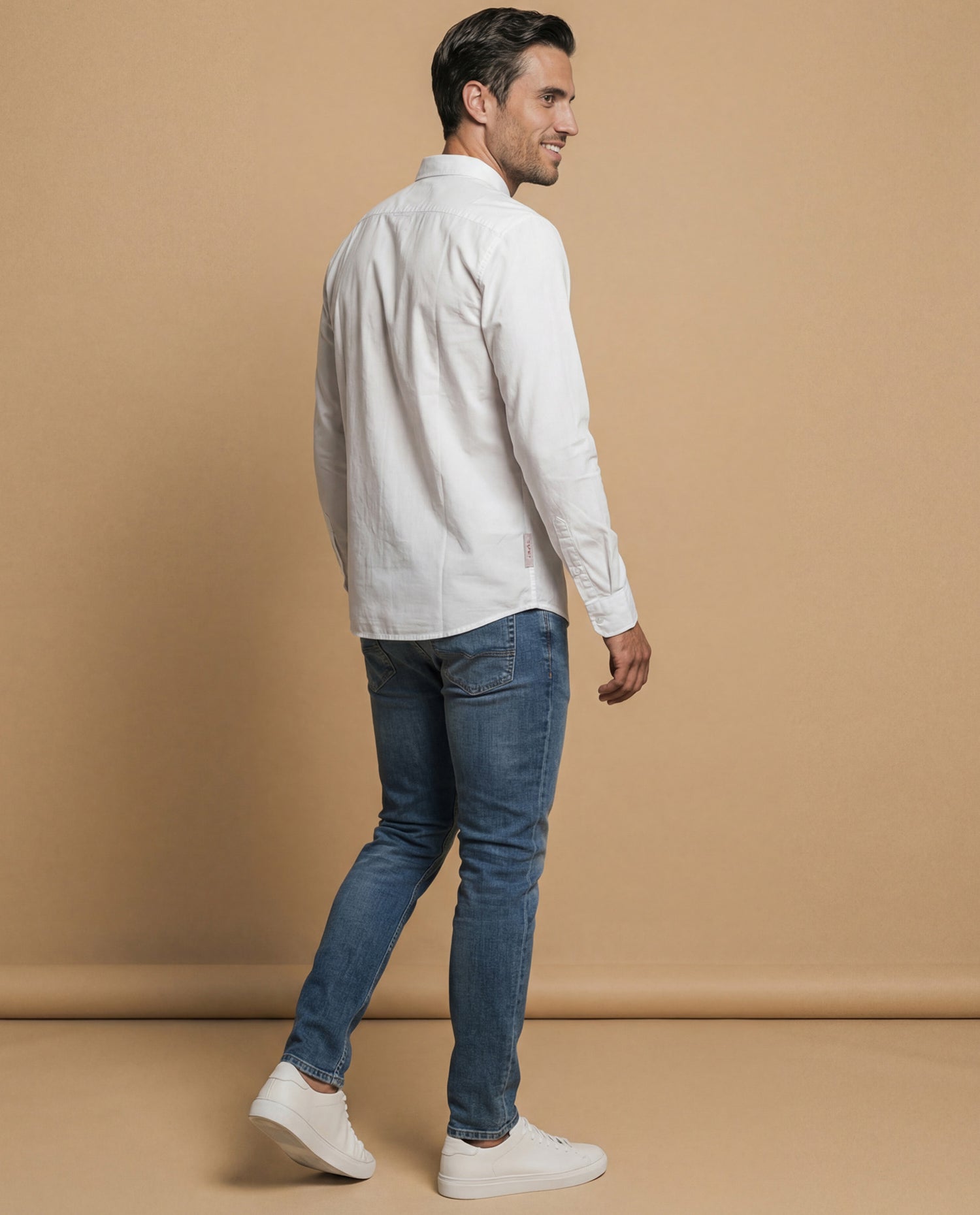 Camisa manga larga con cuello button-down y bolsillo para hombre - Blanco