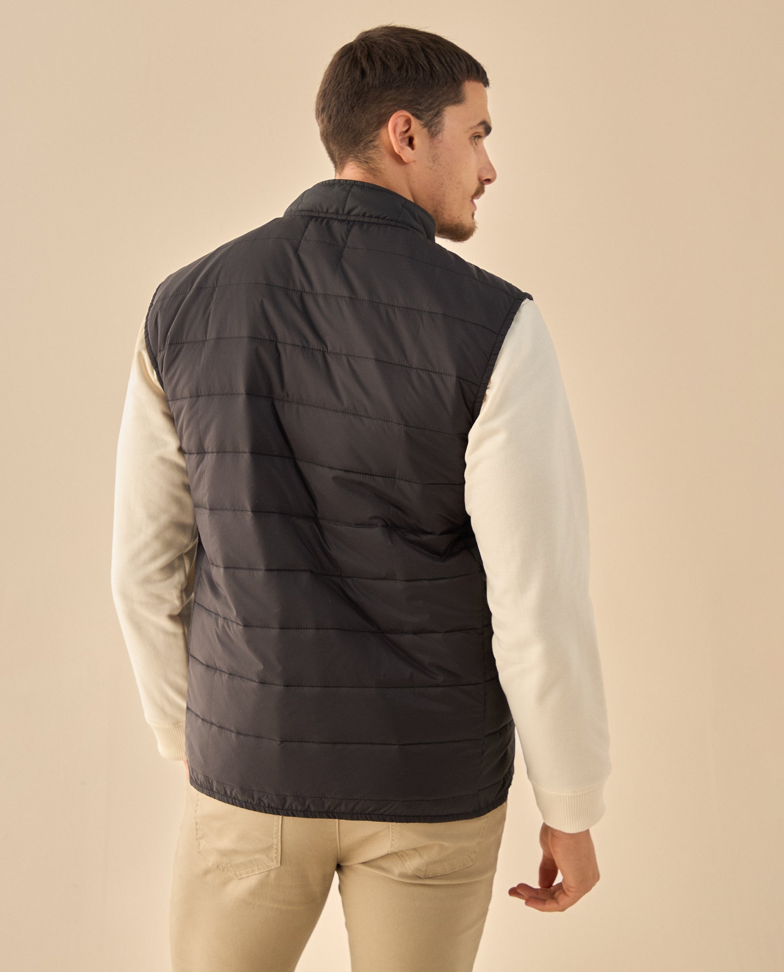 Chaleco Acolchado con Detalles - Negro 34_325G304_NEG193713_4