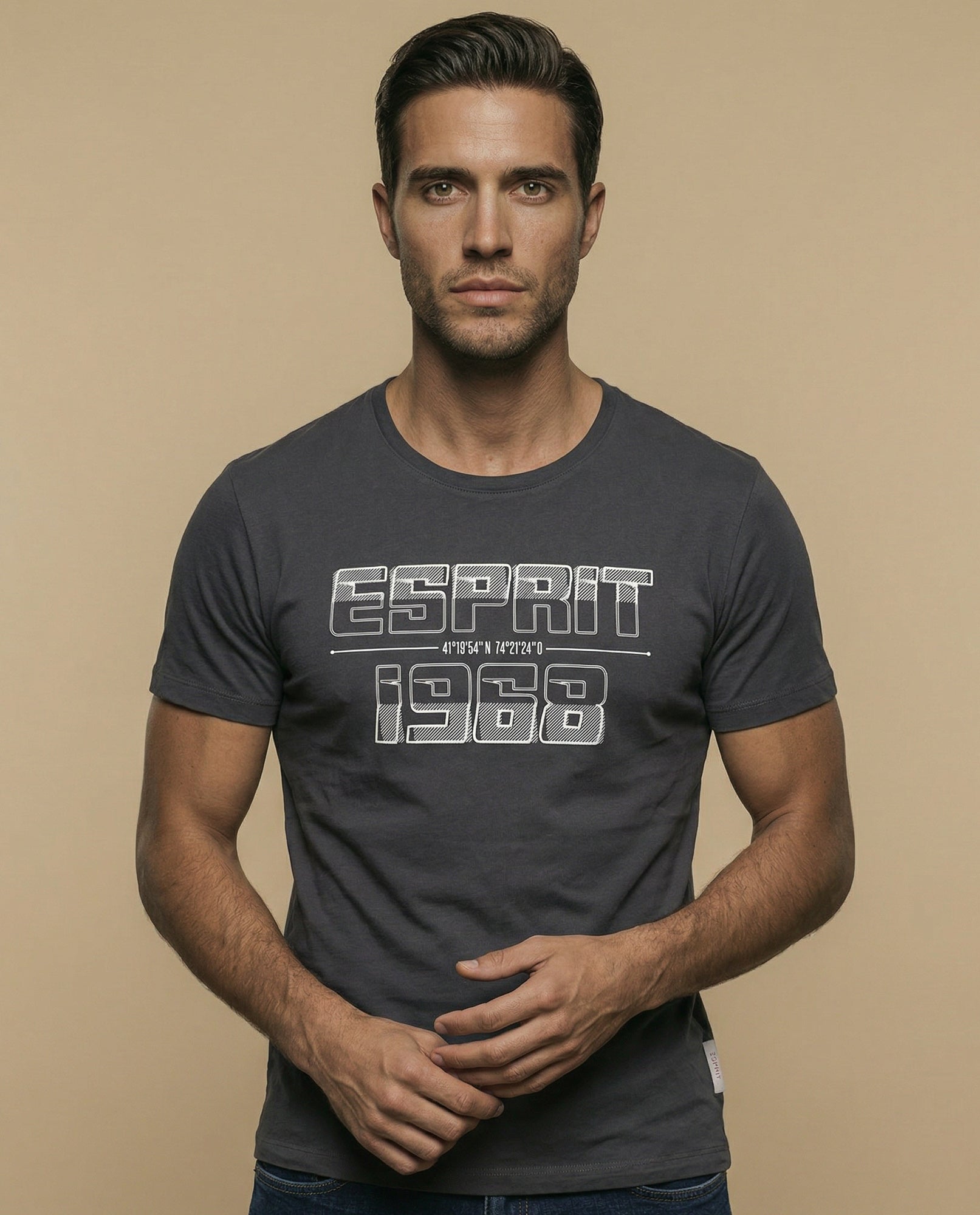 Camiseta con estampado gráfico en pecho - Gris 34_345E320_GRI146305_0
