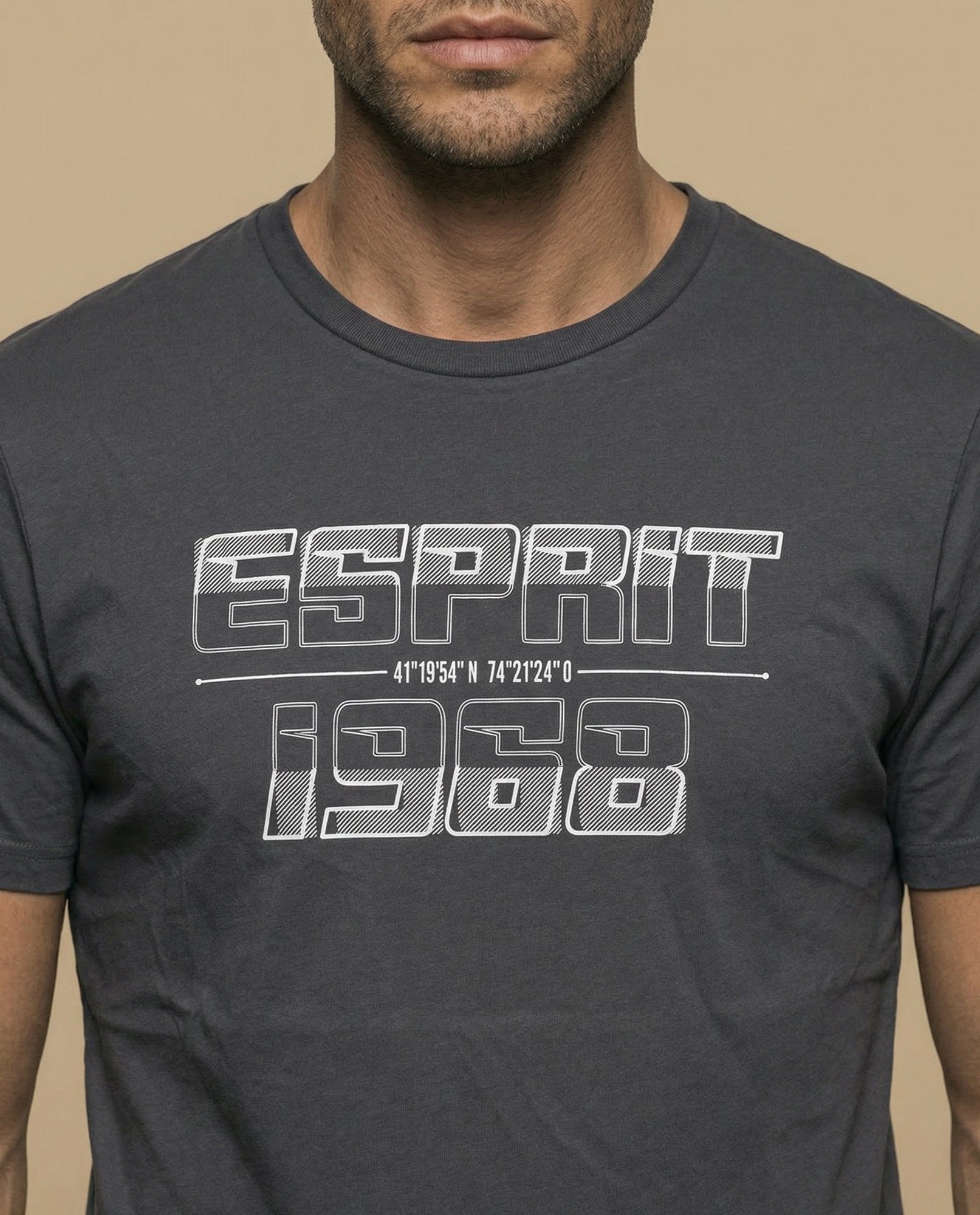 Camiseta con estampado gráfico en pecho - Gris 34_345E320_GRI146305_3