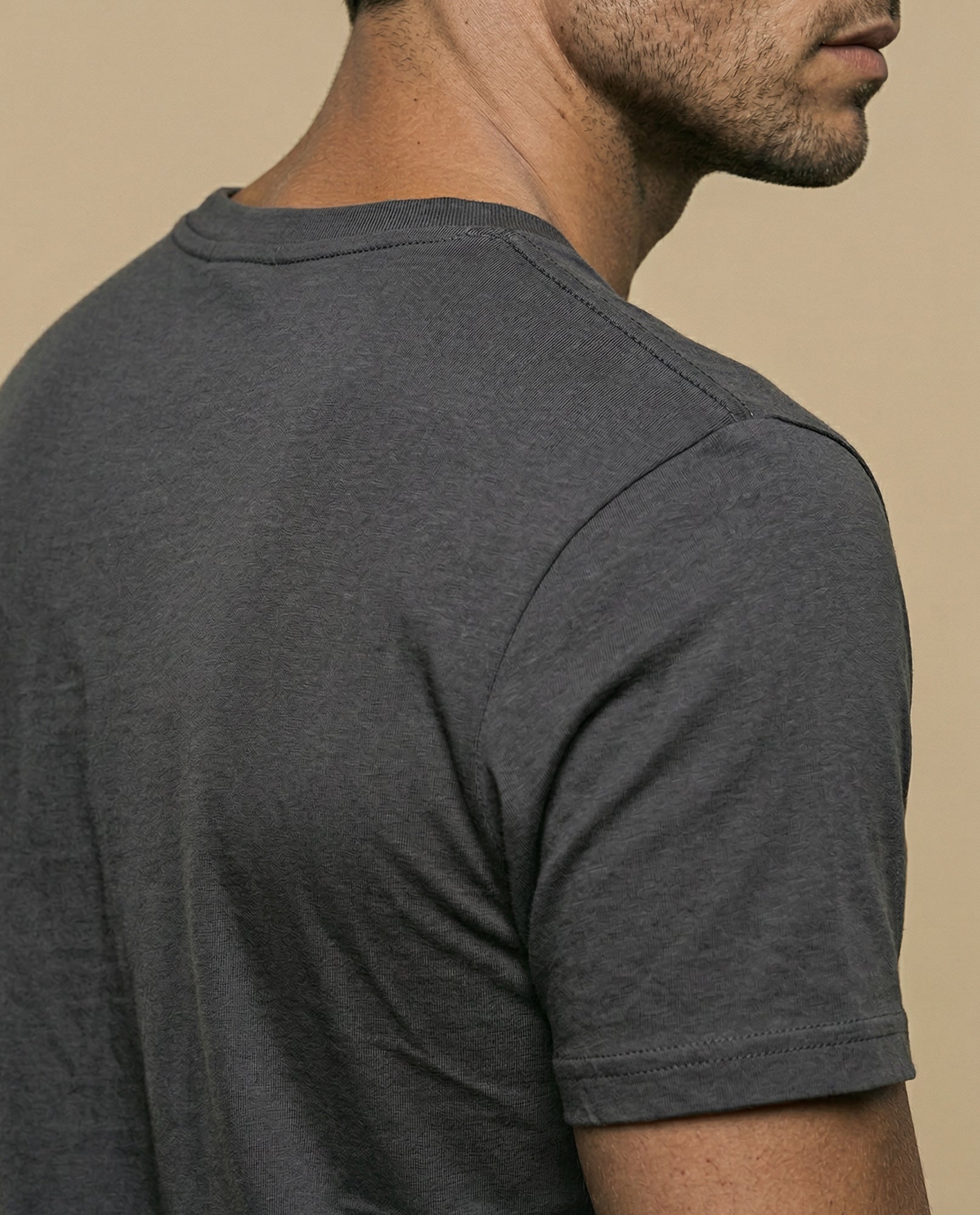 Camiseta con estampado gráfico en pecho - Gris 34_345E320_GRI146305_6