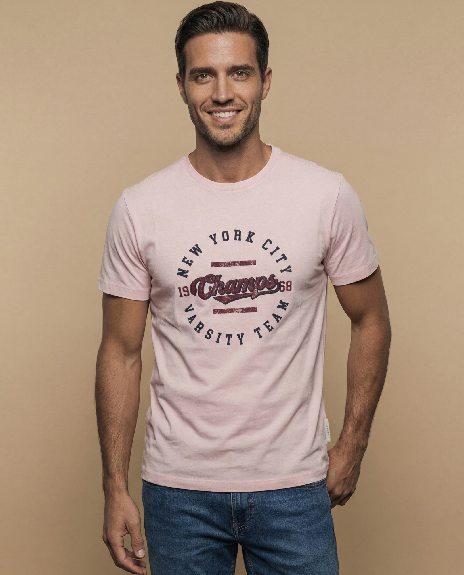 Camiseta manga corta con estampado gráfico universitario para hombre - Rosa 34_345F337_ROS142806_0