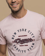 Camiseta manga corta con estampado gráfico universitario para hombre - Rosa