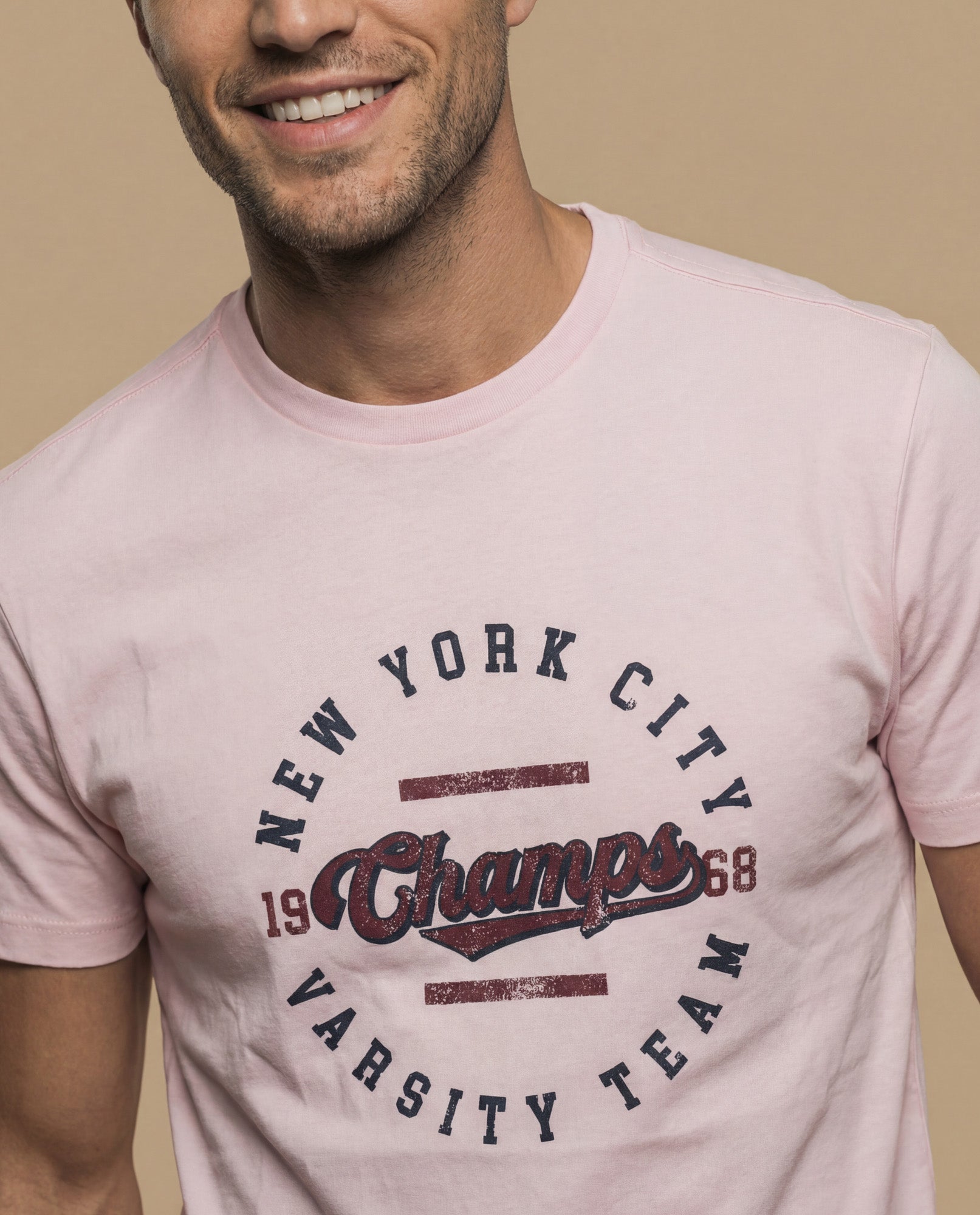 Camiseta manga corta con estampado gráfico universitario para hombre - Rosa 34_345F337_ROS142806_3