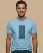 Camiseta con estampado gráfico frontal y texto circular - Azul