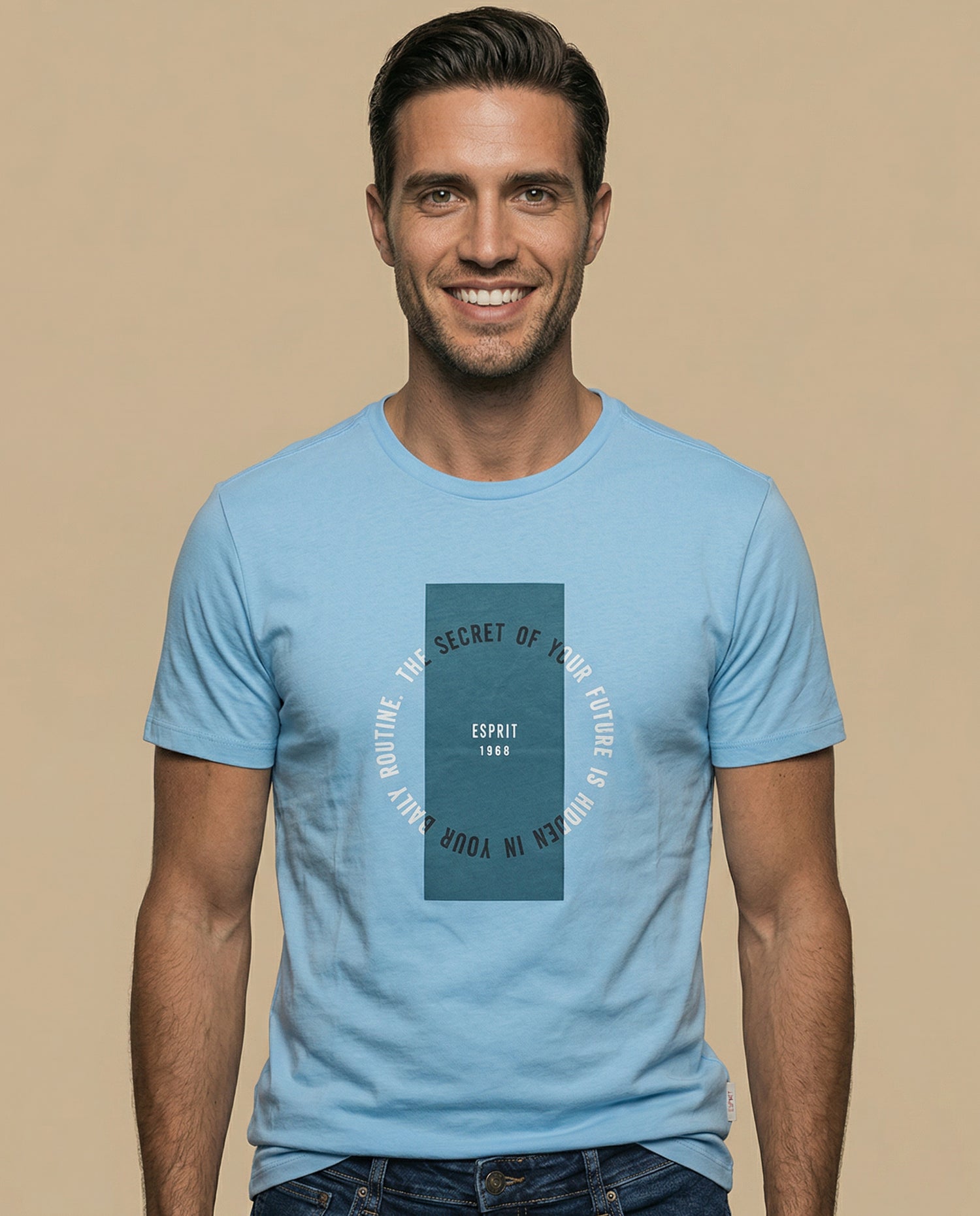Camiseta con estampado gráfico frontal y texto circular - Azul