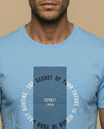 Camiseta con estampado gráfico frontal y texto circular - Azul