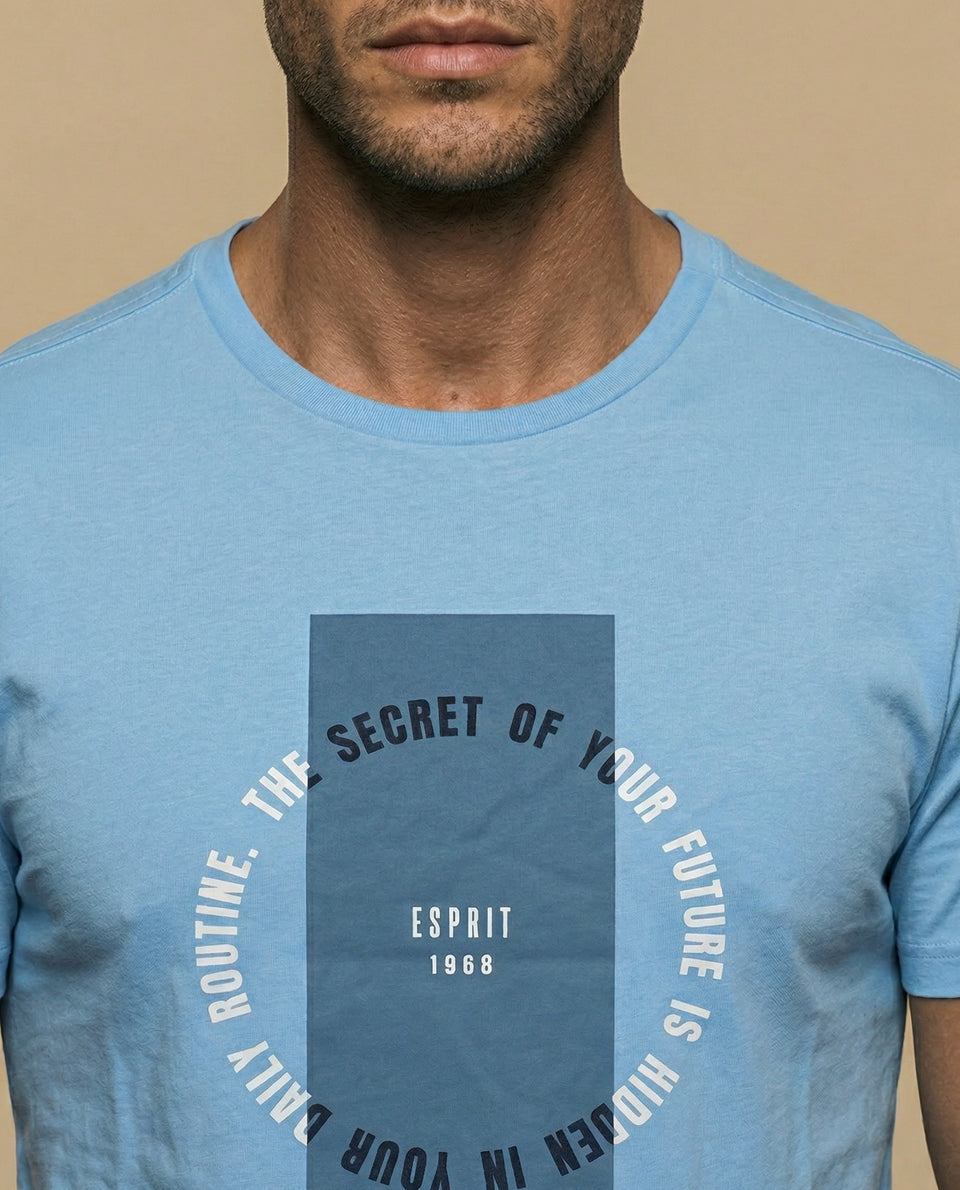 Camiseta con estampado gráfico frontal y texto circular - Azul 34_345F341_AZU144123_3