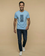 Camiseta con estampado gráfico frontal y texto circular - Azul