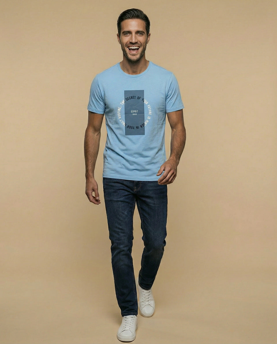 Camiseta con estampado gráfico frontal y texto circular - Azul 34_345F341_AZU144123_5
