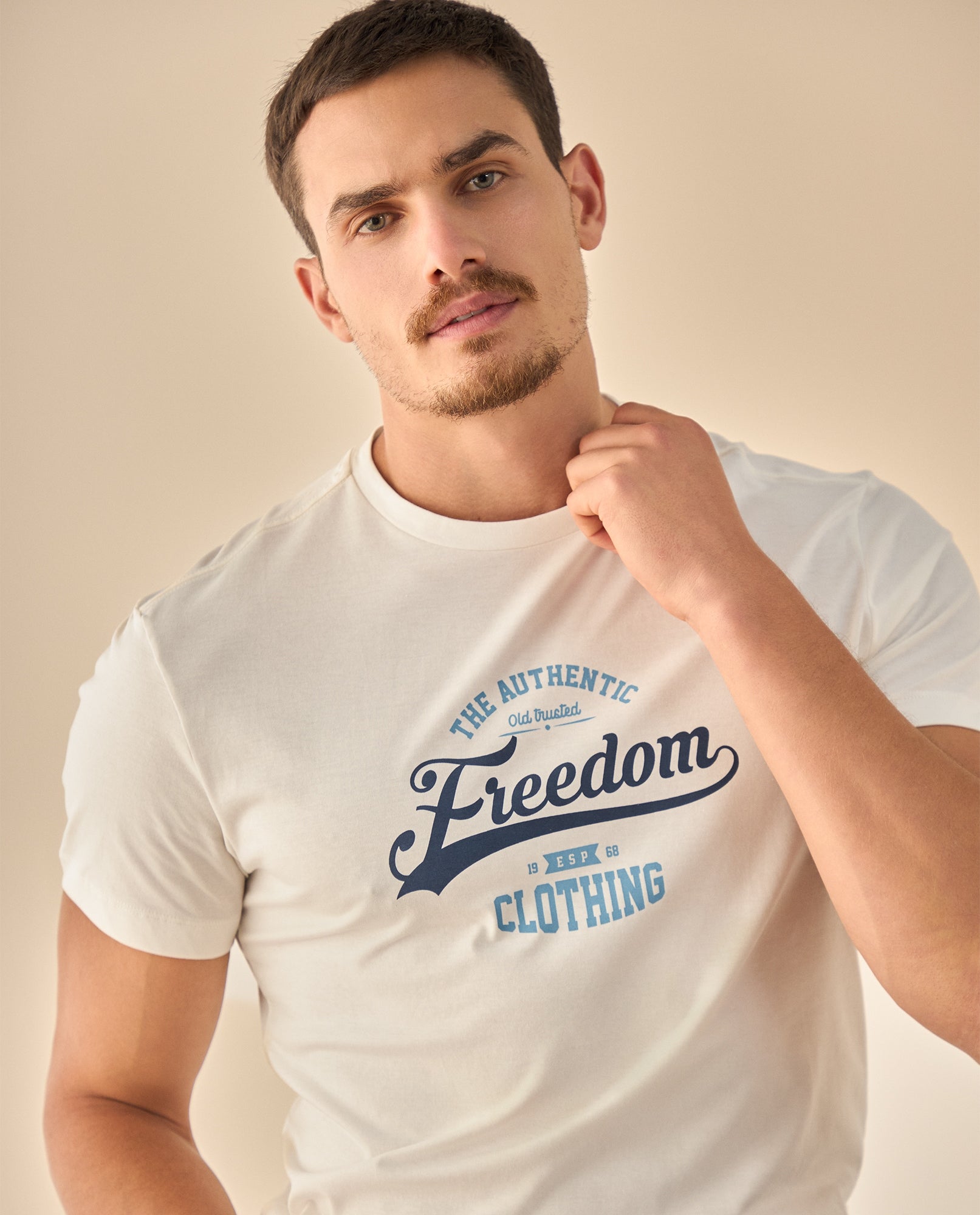 Camiseta Freedom con Estampado Vintage - Crudo 34_345G306_CRU110605_4