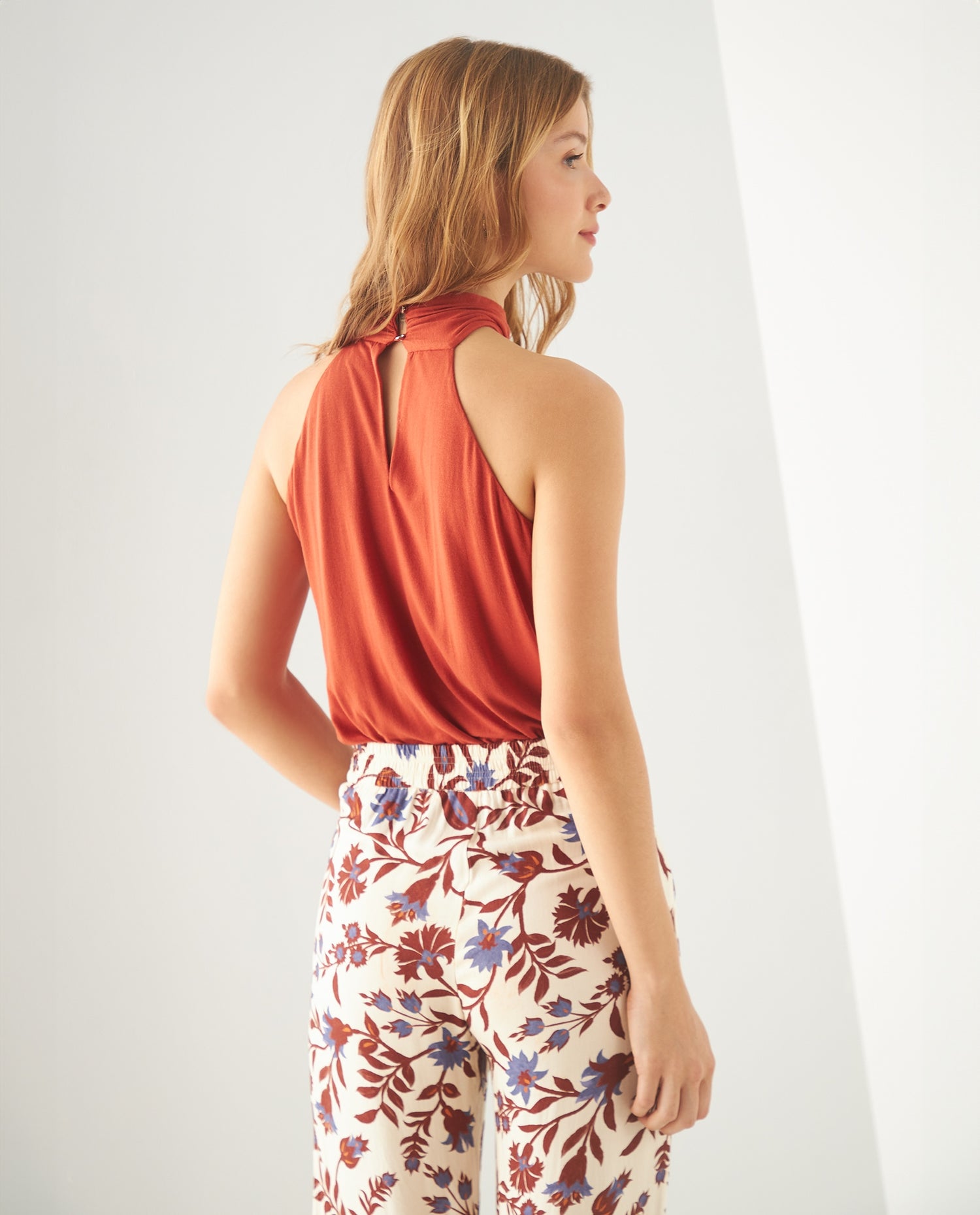 Camiseta cuello halter para mujer - Café