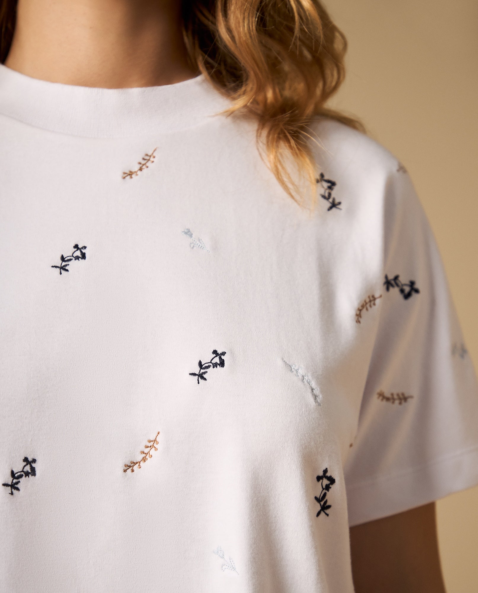 Camiseta manga corta con bordado floral - Blanco 34_402H007_BLA114001_3