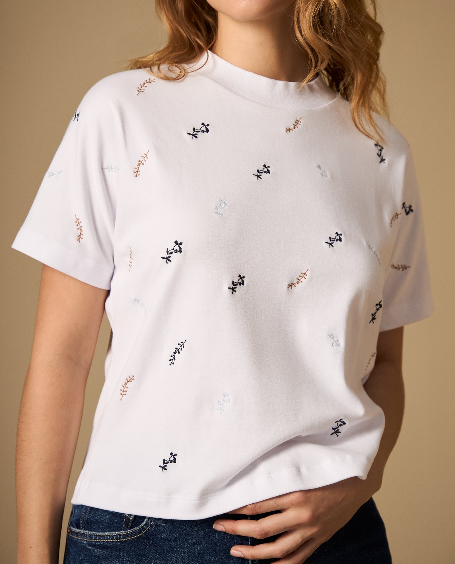 Camiseta manga corta con bordado floral - Blanco