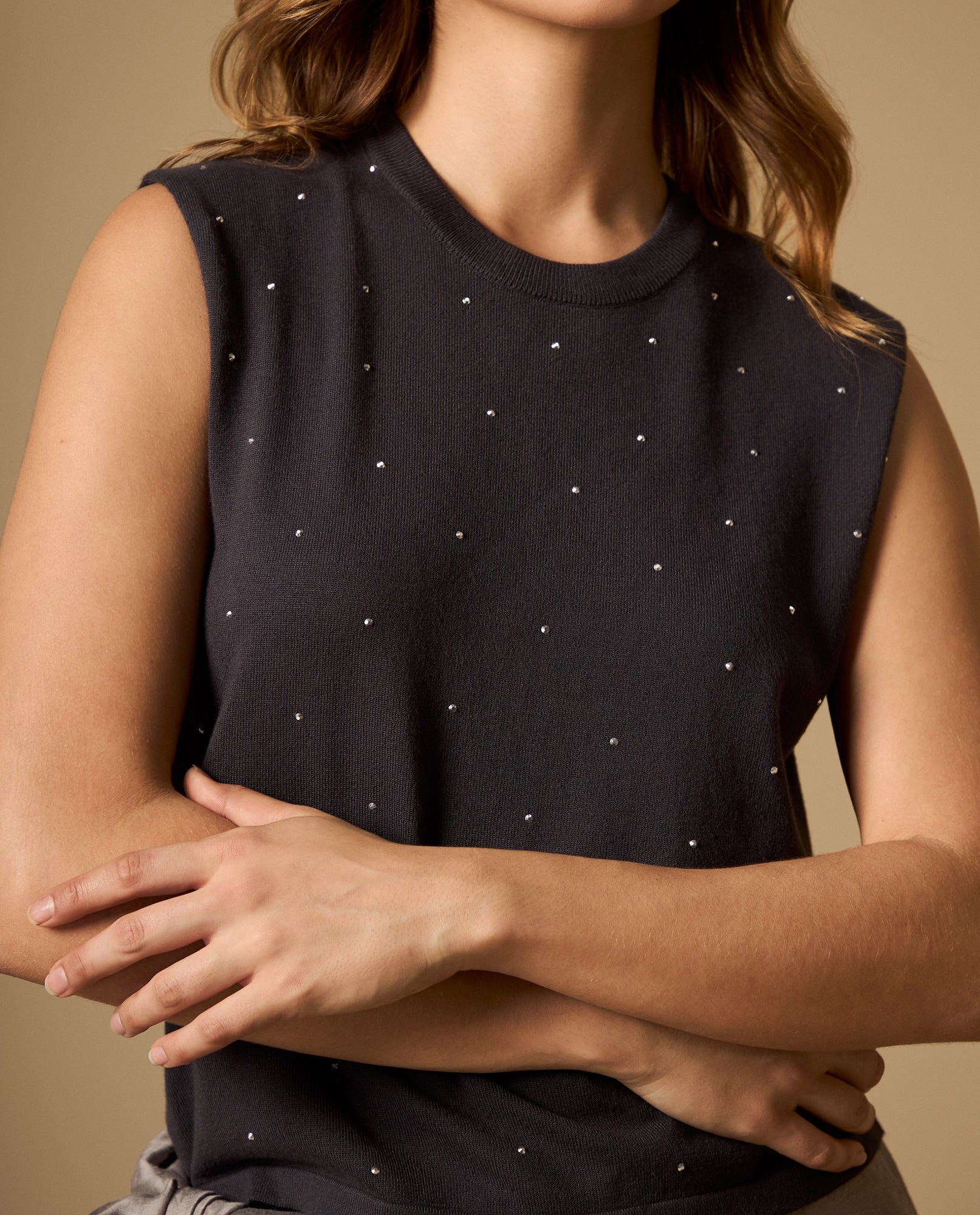 Camiseta tejida manga sisa con aplicaciones de cristales - Gris 34_402H202_GRI171118_4