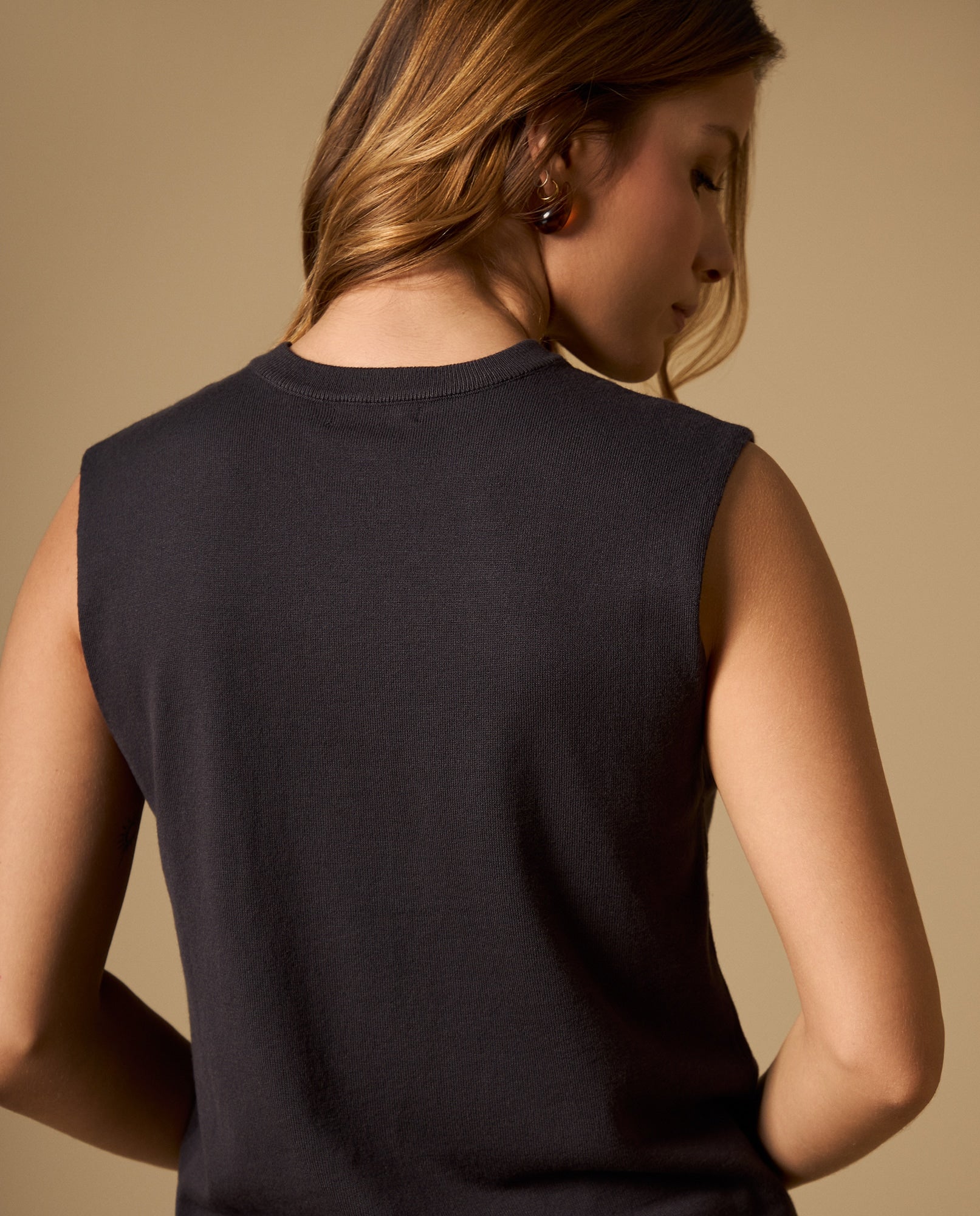 Camiseta tejida manga sisa con aplicaciones de cristales - Gris 34_402H202_GRI171118_5