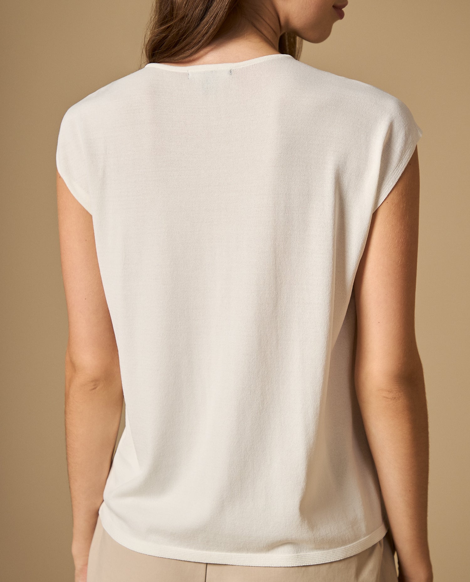 Camiseta con detalle metálico y escote asimétrico - Crudo