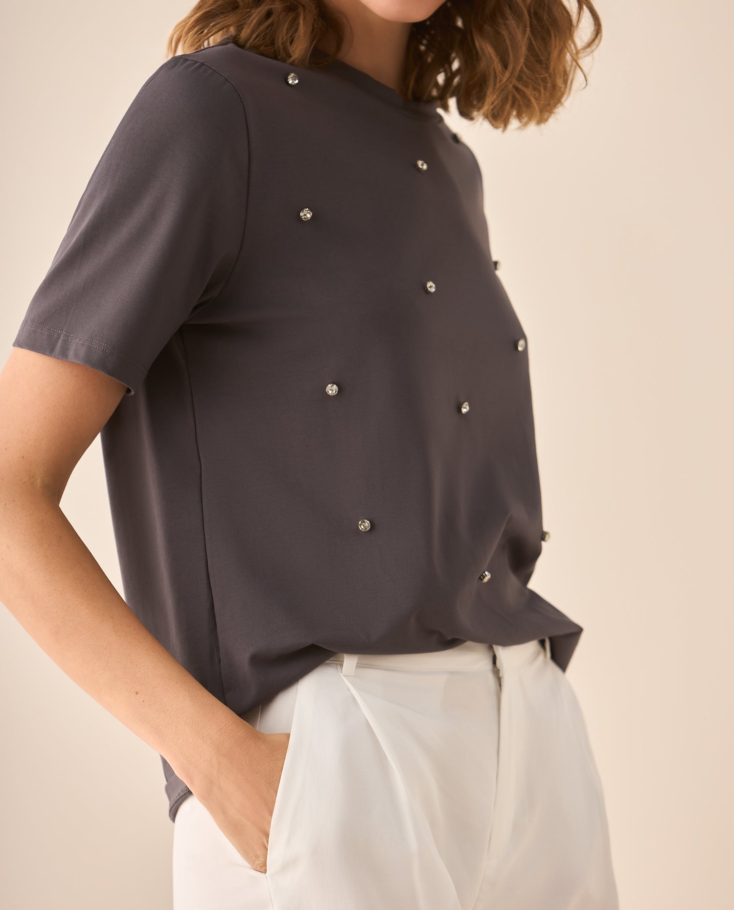 Camiseta manga corta con apliques de piedra para mujer - Gris
