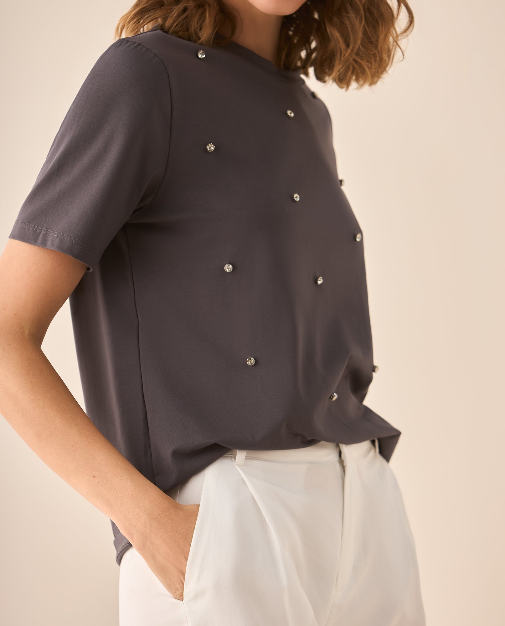 Camiseta manga corta con apliques de piedra para mujer - Gris 34_403G008_GRI190203_3