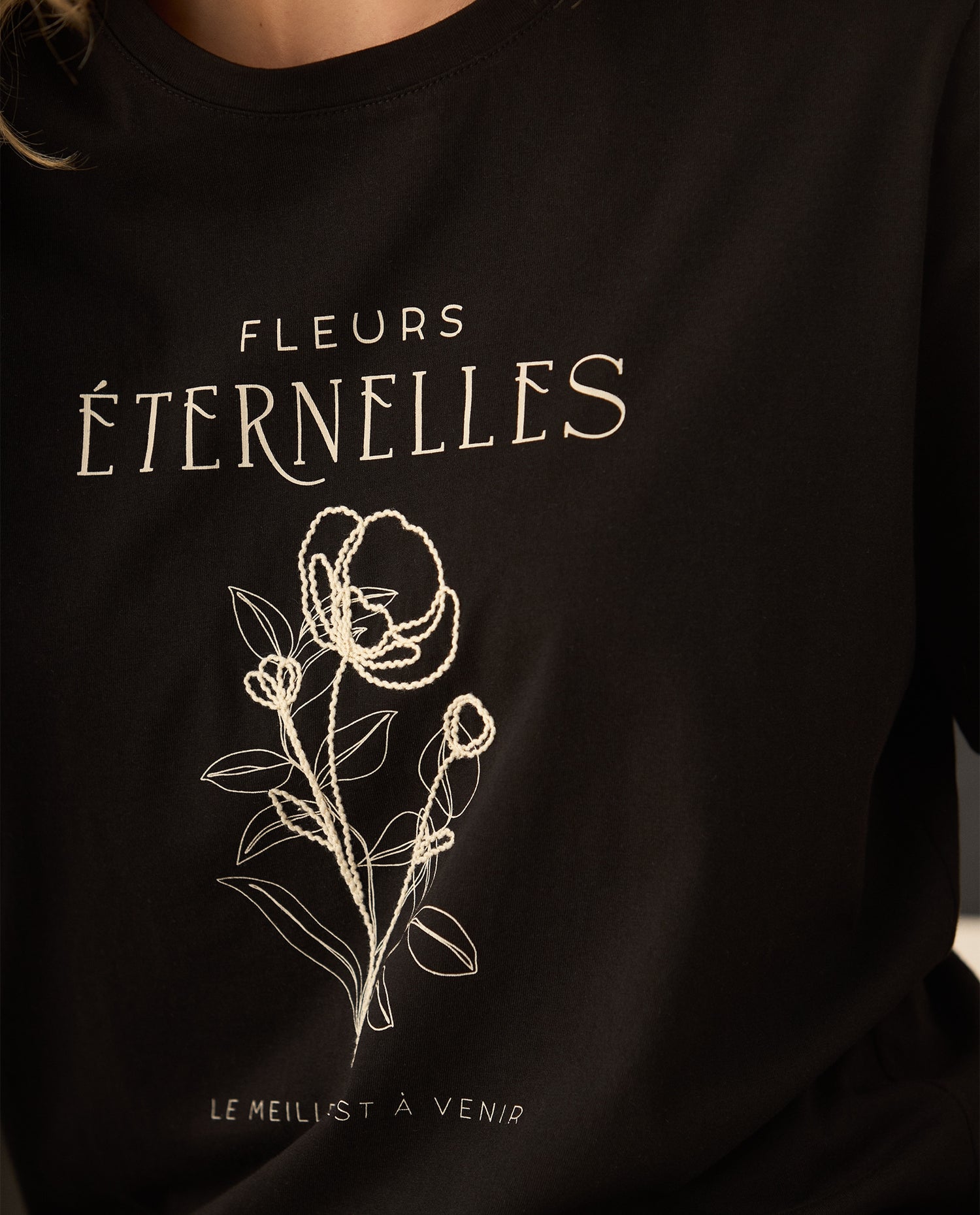 Camiseta maga corta con estampado y bordado para mujer - Negro