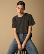 Camiseta Negra con Bordados Florales Dorados - Negro