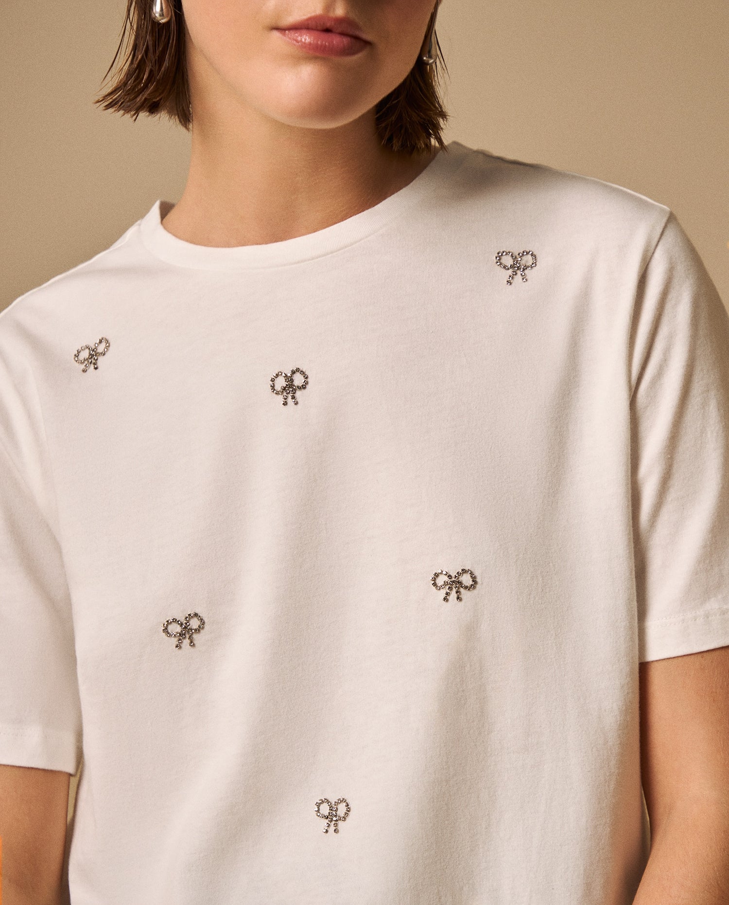 Camiseta Blanca con Bordados de Lazos - Blanco