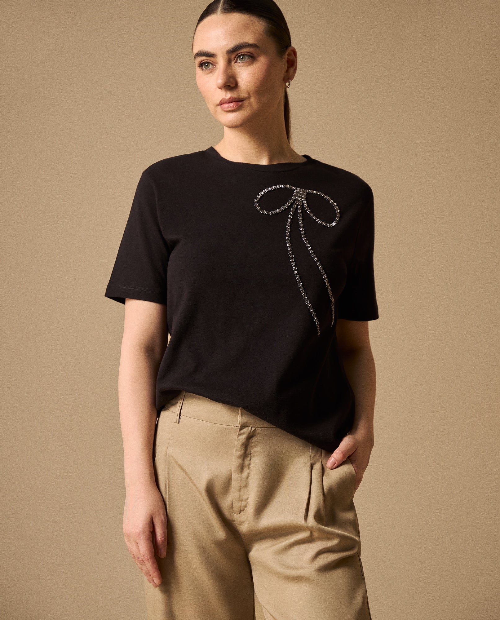 Camiseta Negra con Aplicación de Strass - Negro 34_409G214_NEG190303_0